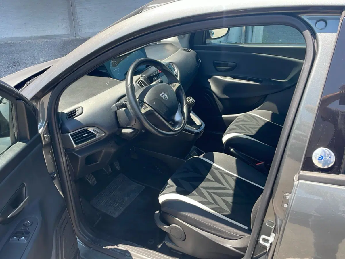 Lancia Ypsilon usata a Ravenna (12)