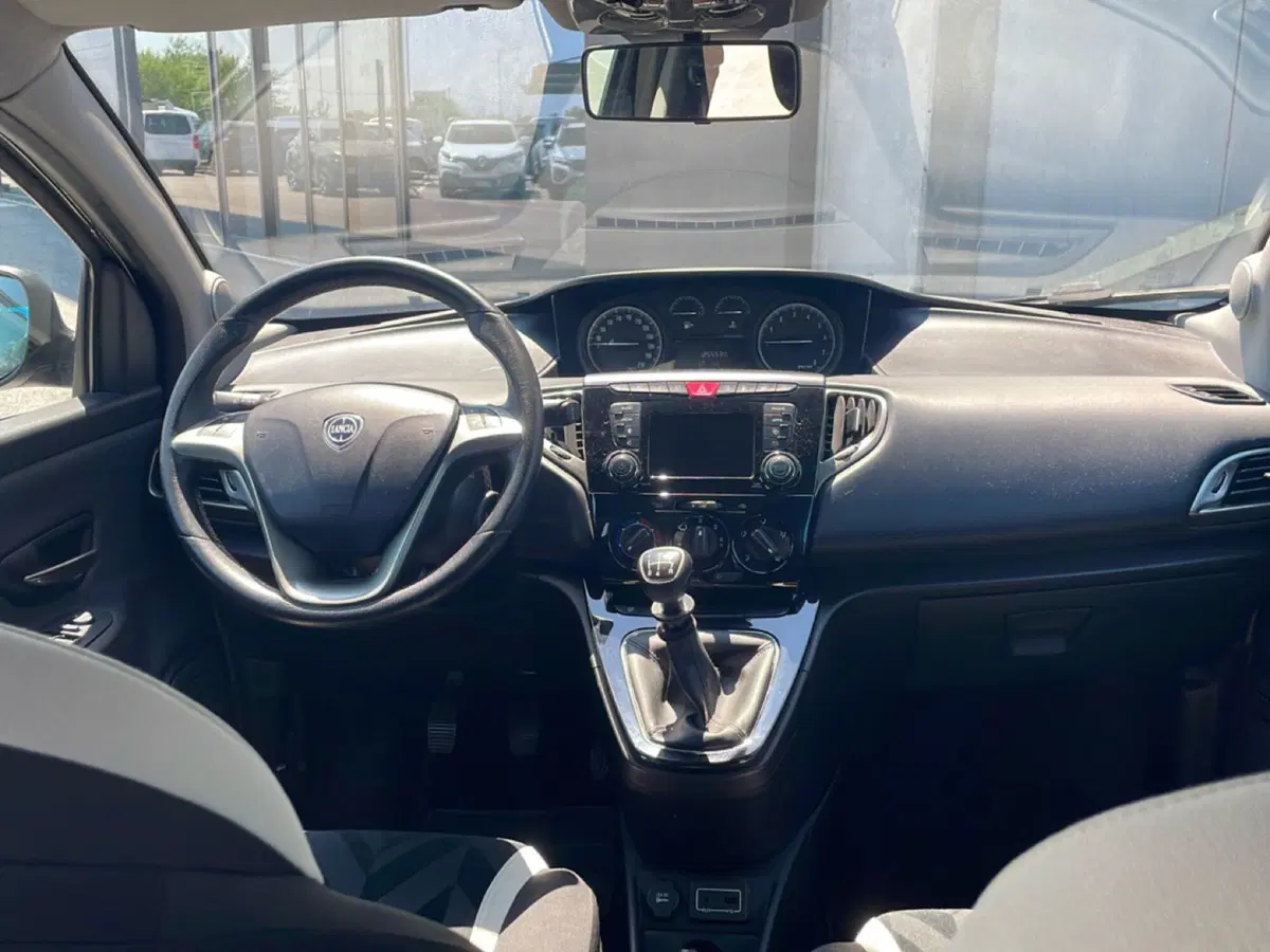 Lancia Ypsilon usata a Ravenna (13)