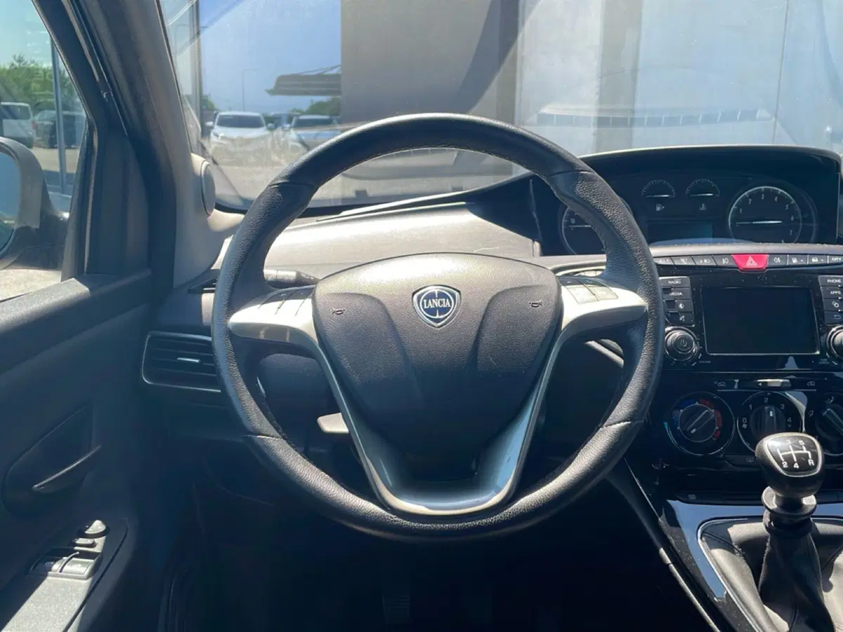 Lancia Ypsilon usata a Ravenna (14)