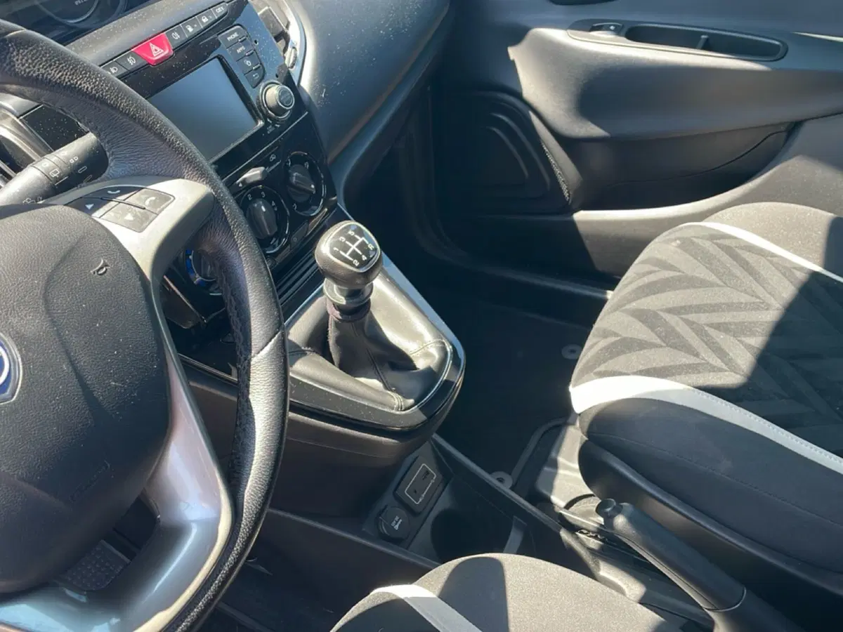 Lancia Ypsilon usata a Ravenna (18)