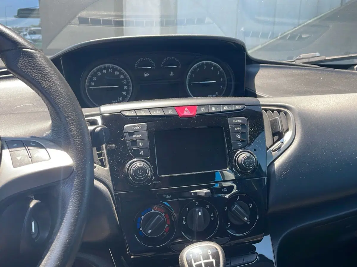 Lancia Ypsilon usata a Ravenna (19)