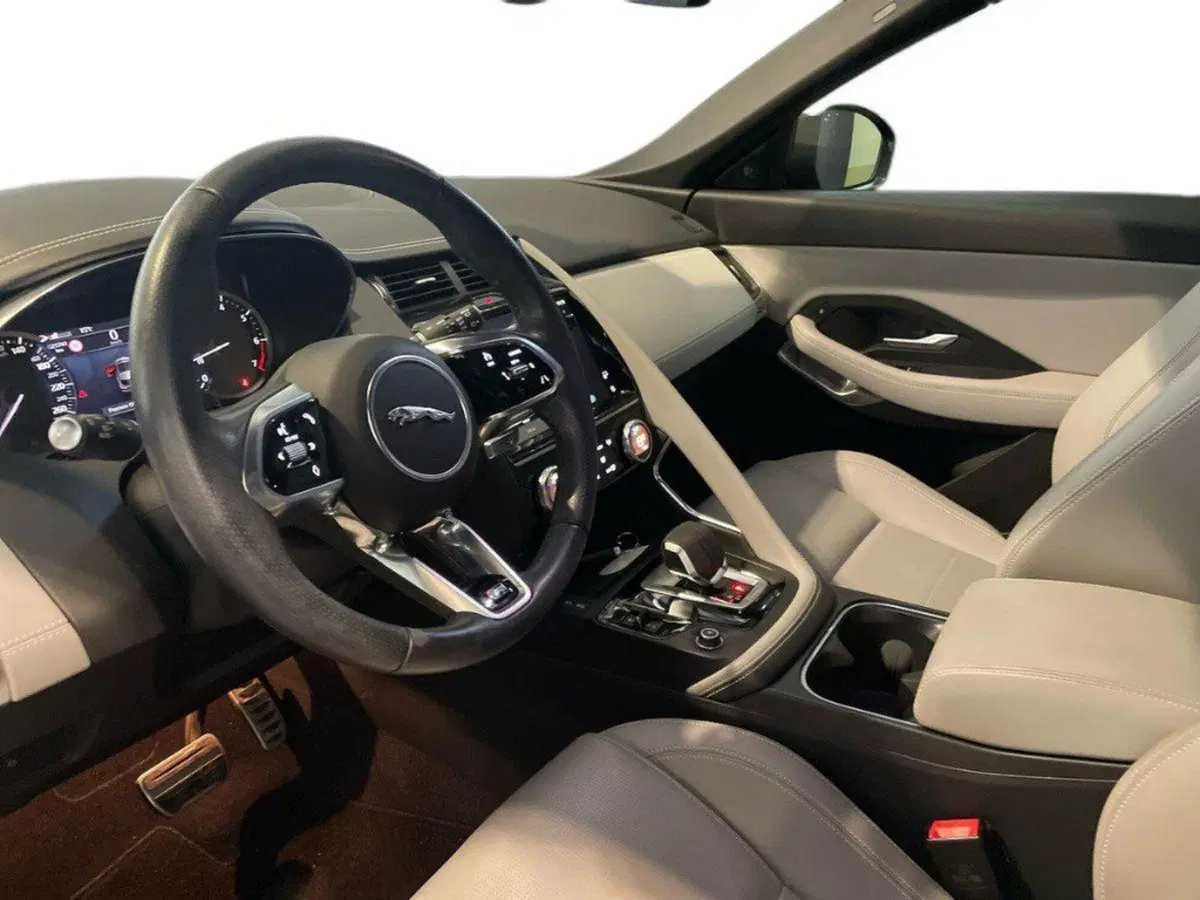 Jaguar E-Pace usata a Macerata (16)