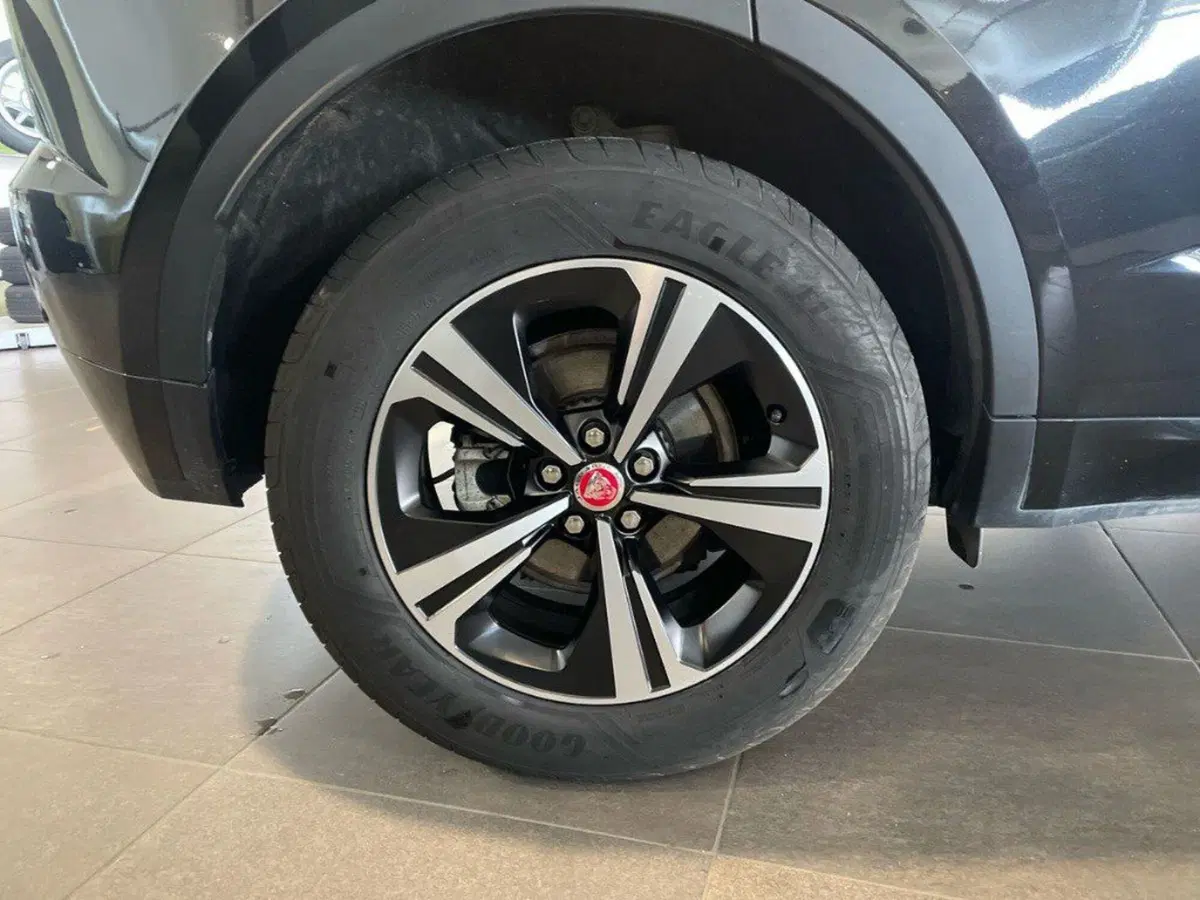 Jaguar E-Pace usata a Macerata (8)
