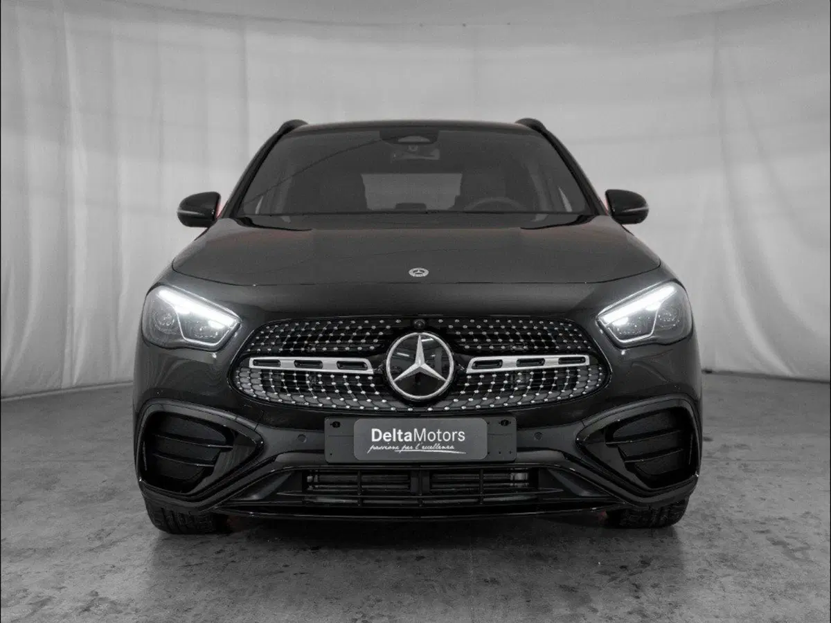 Mercedes-Benz GLA SUV nuova a Macerata (2)