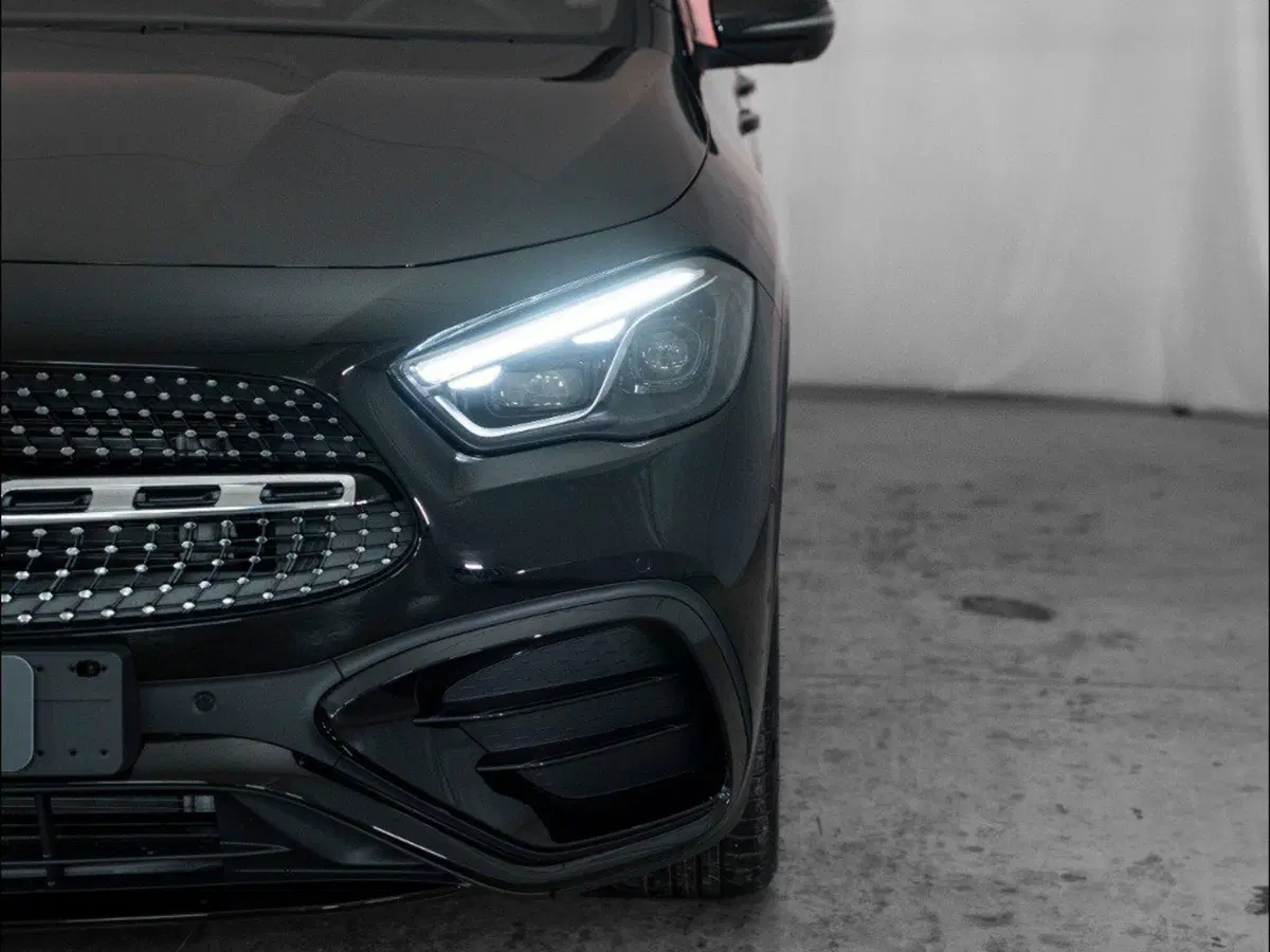 Mercedes-Benz GLA SUV nuova a Macerata (3)