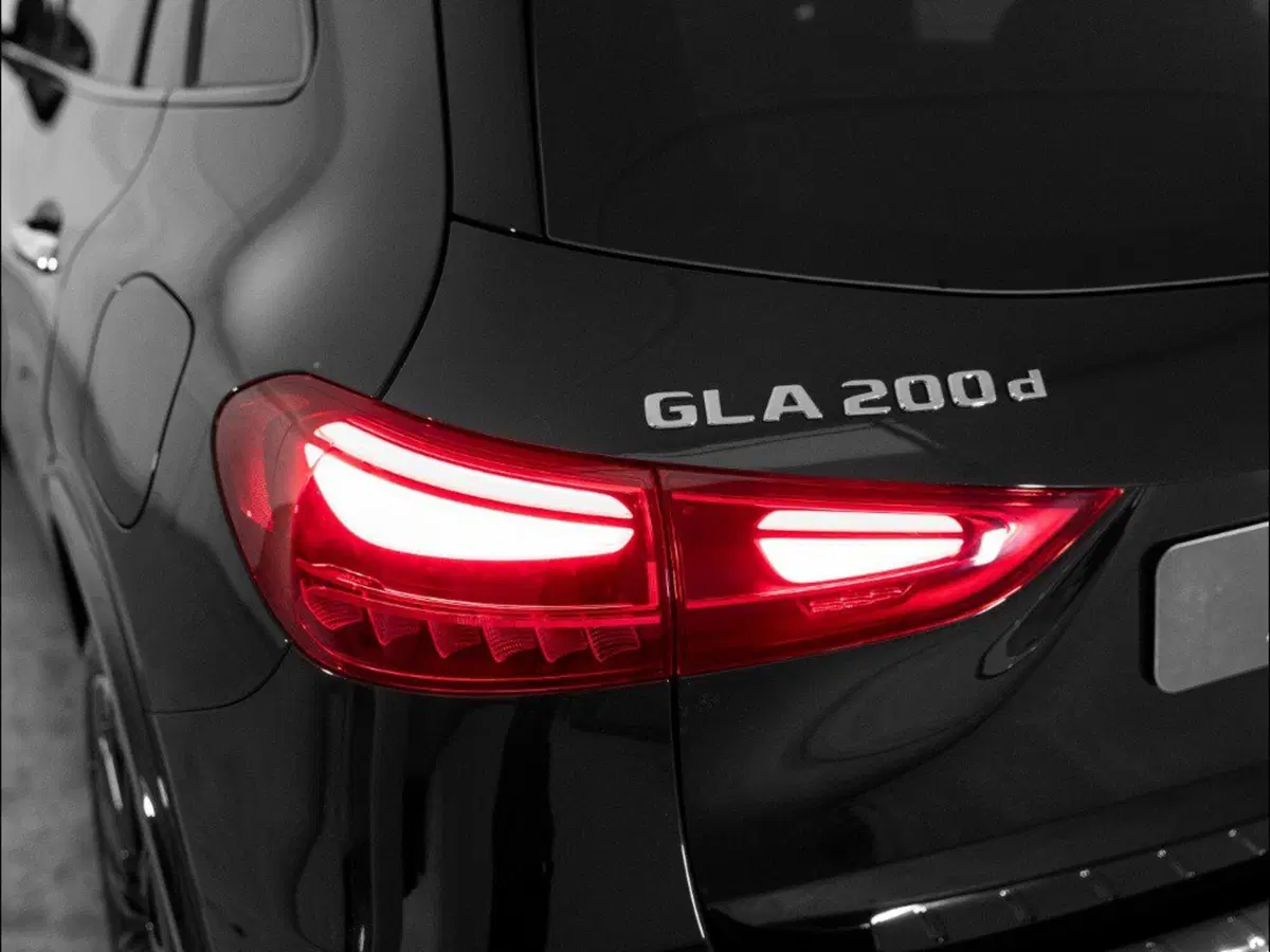 Mercedes-Benz GLA SUV nuova a Macerata (6)