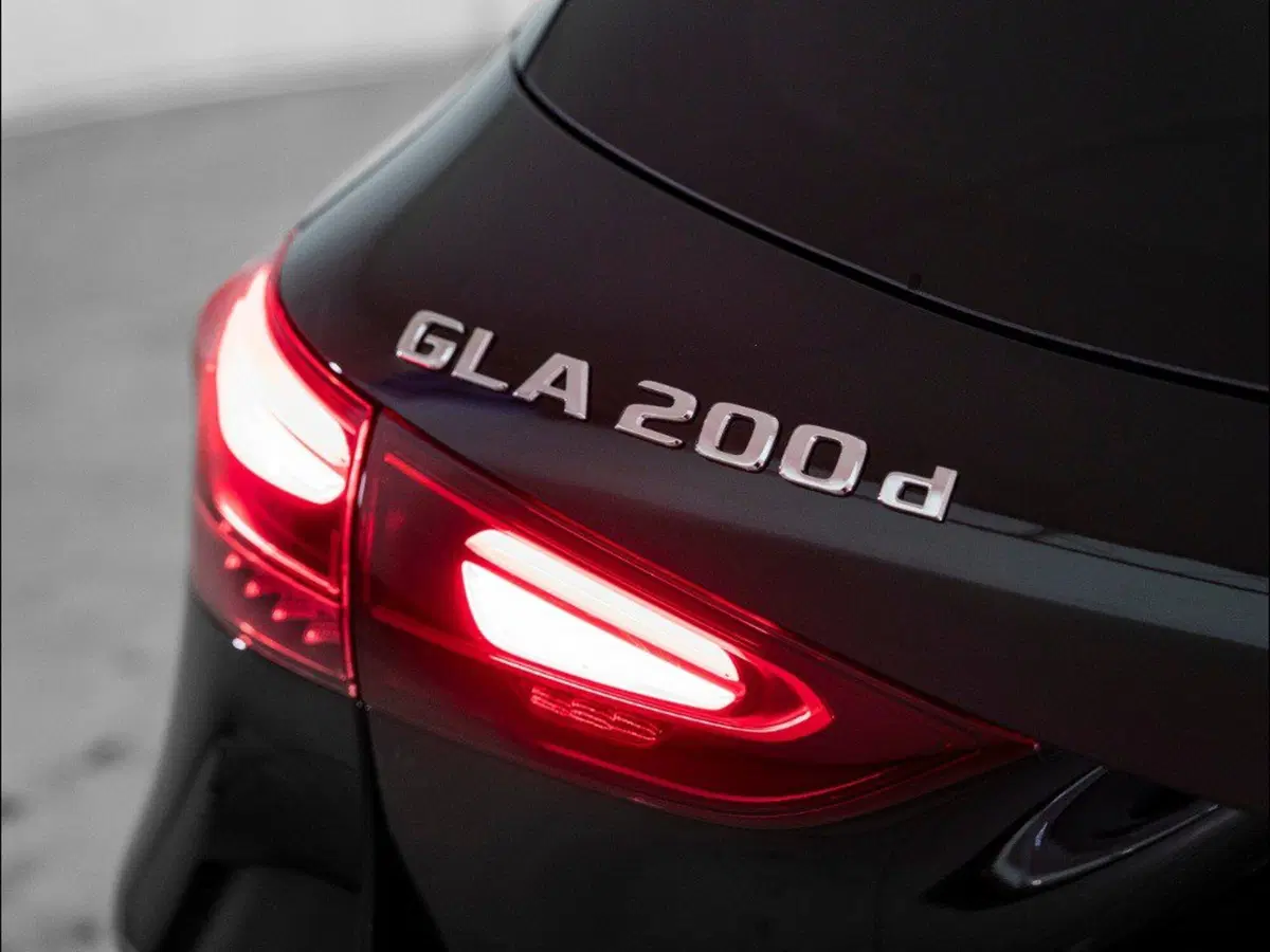 Mercedes-Benz GLA SUV nuova a Macerata (7)