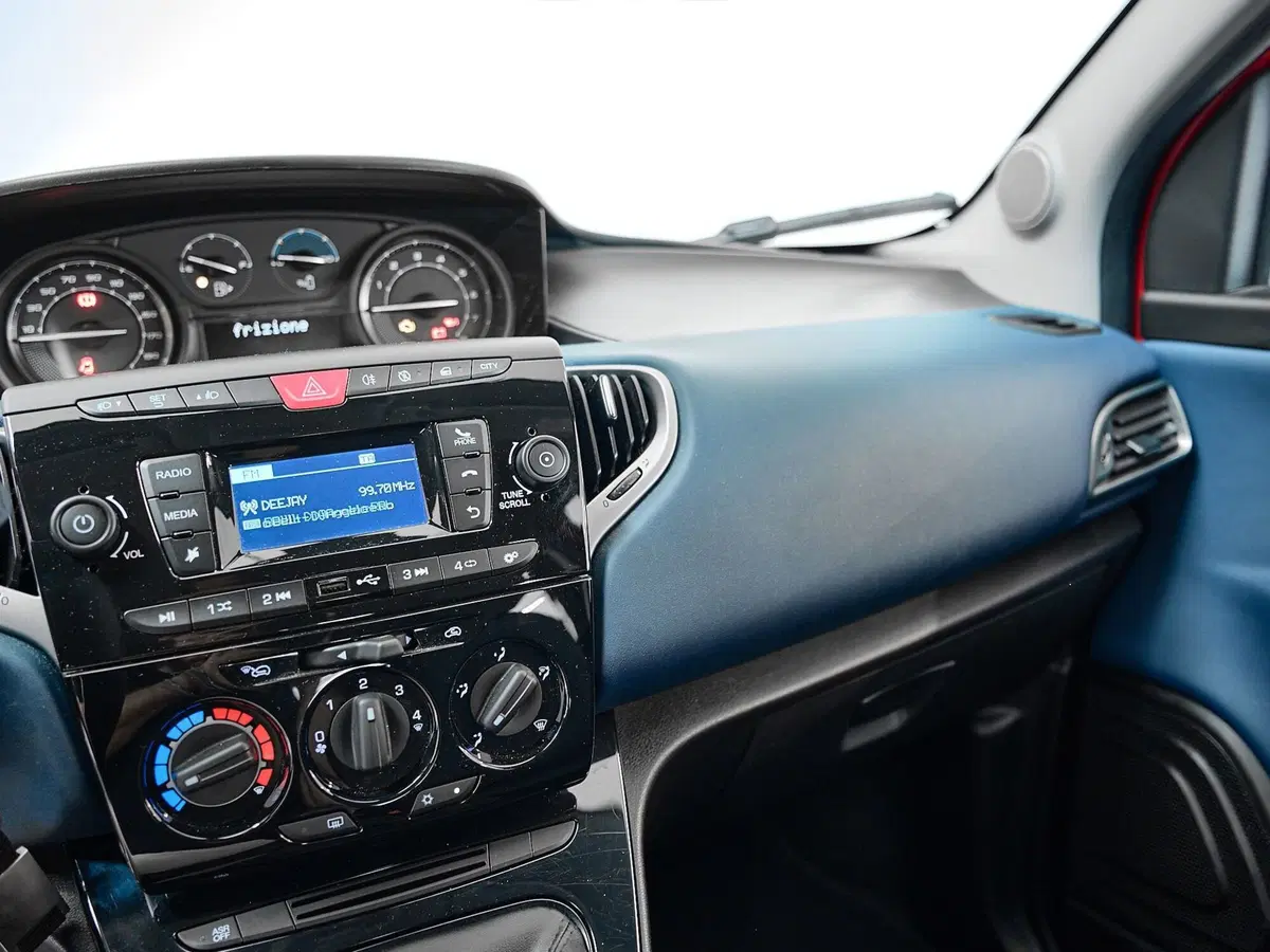 Lancia Ypsilon usata a Prato (14)