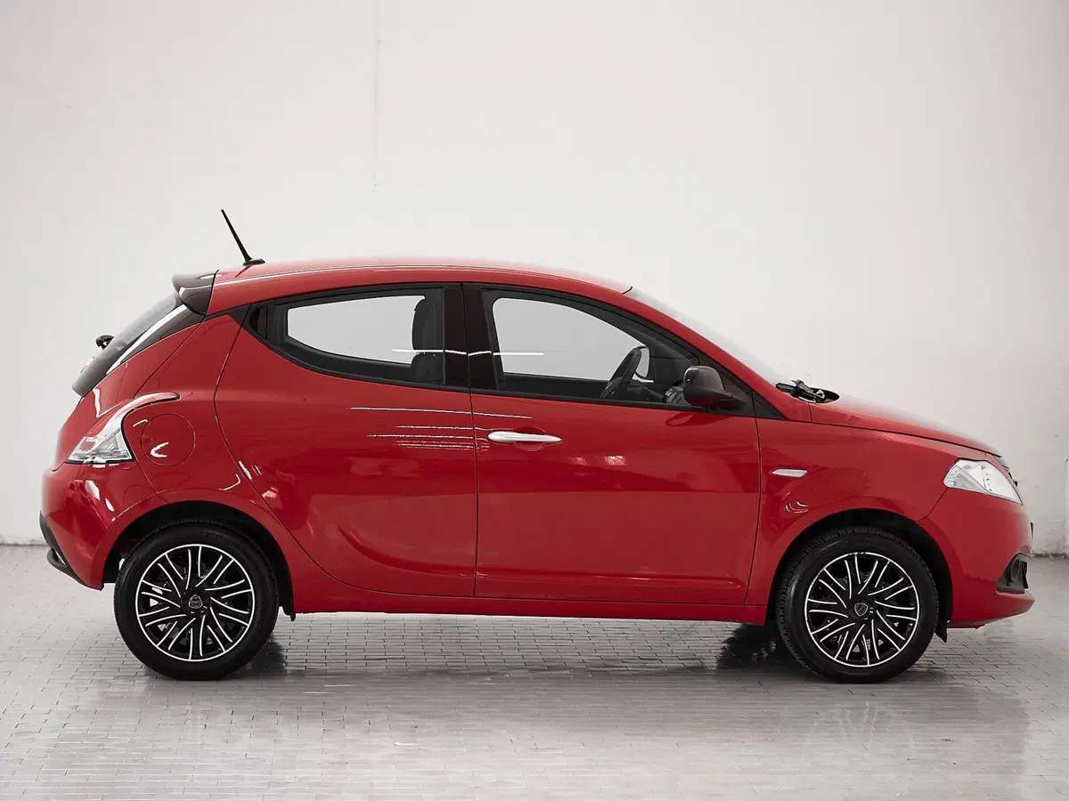Lancia Ypsilon usata a Prato (6)