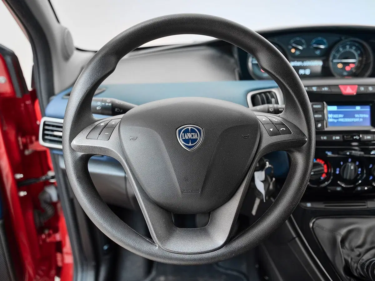 Lancia Ypsilon usata a Prato (9)