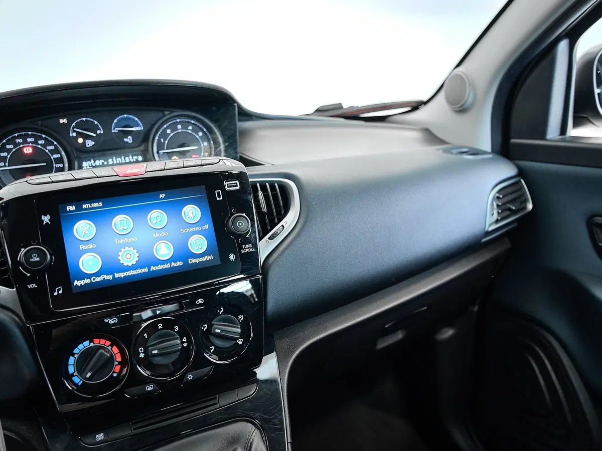 Lancia Ypsilon usata a Prato (13)