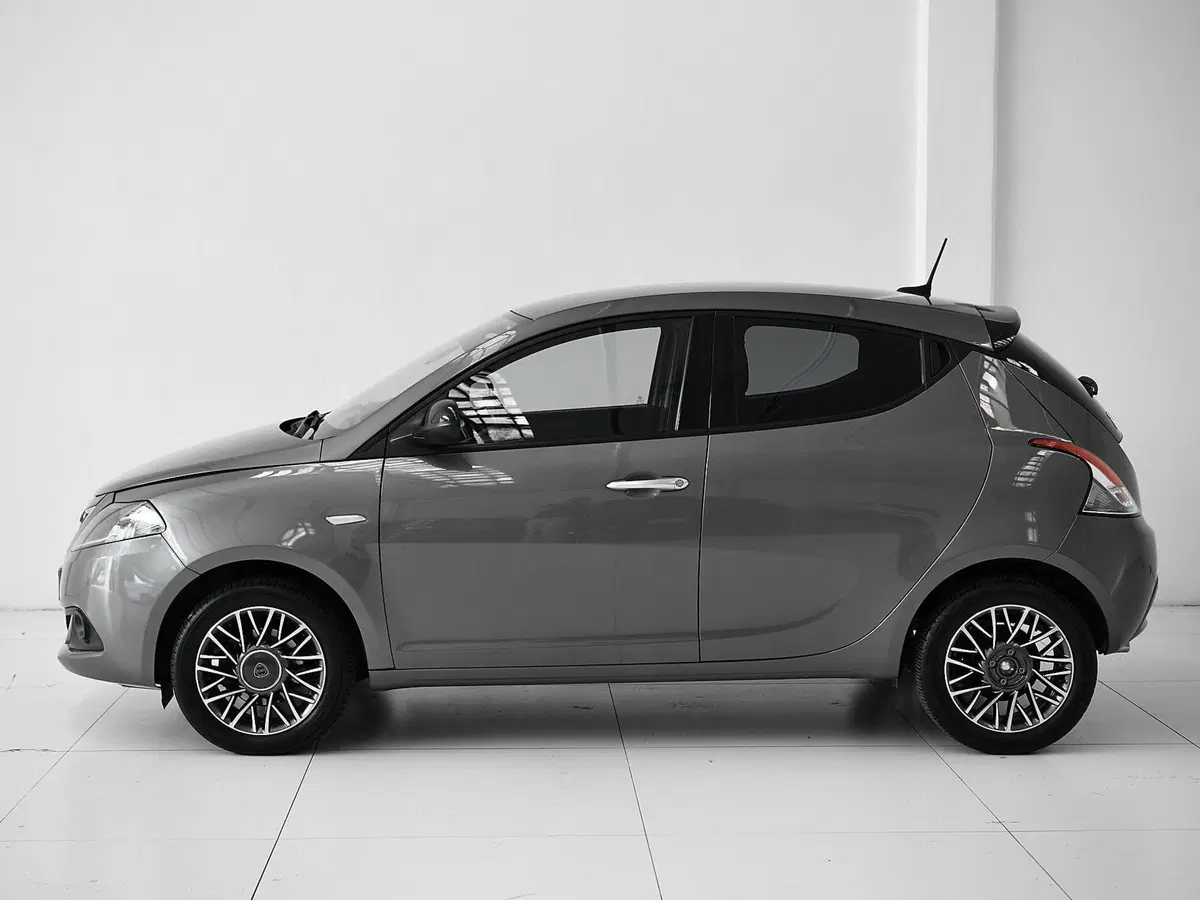 Lancia Ypsilon usata a Prato (3)