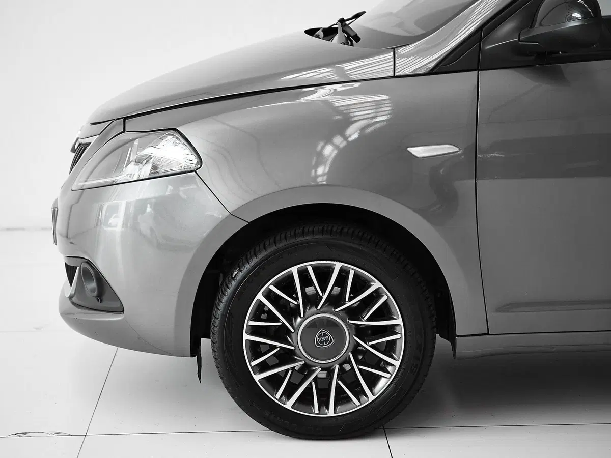Lancia Ypsilon usata a Prato (4)