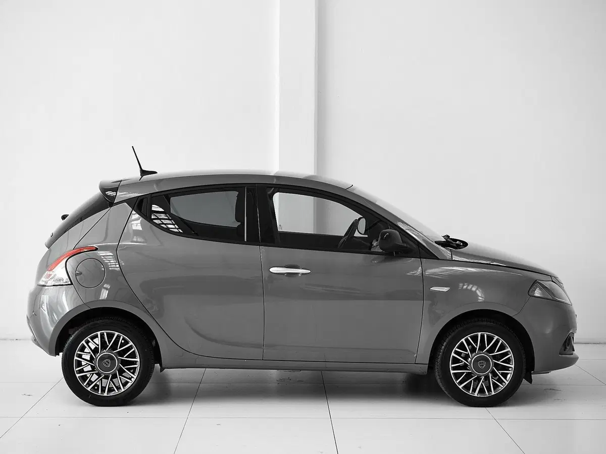 Lancia Ypsilon usata a Prato (7)