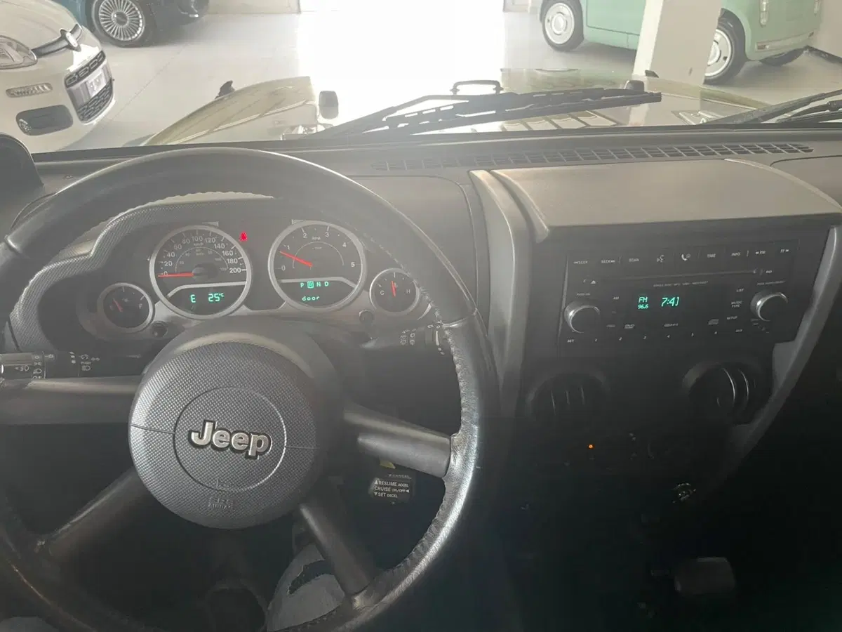Jeep Wrangler Unlimited usata a Lucca (11)