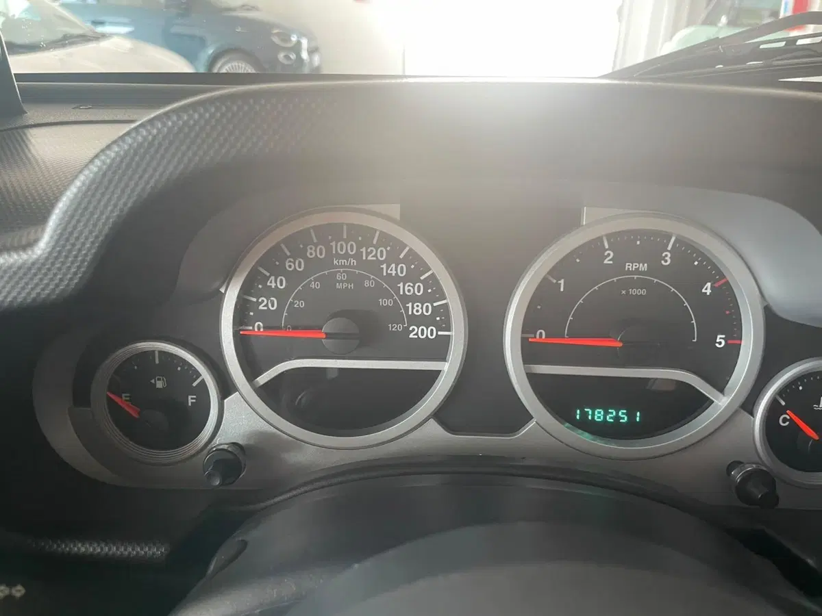 Jeep Wrangler Unlimited usata a Lucca (13)