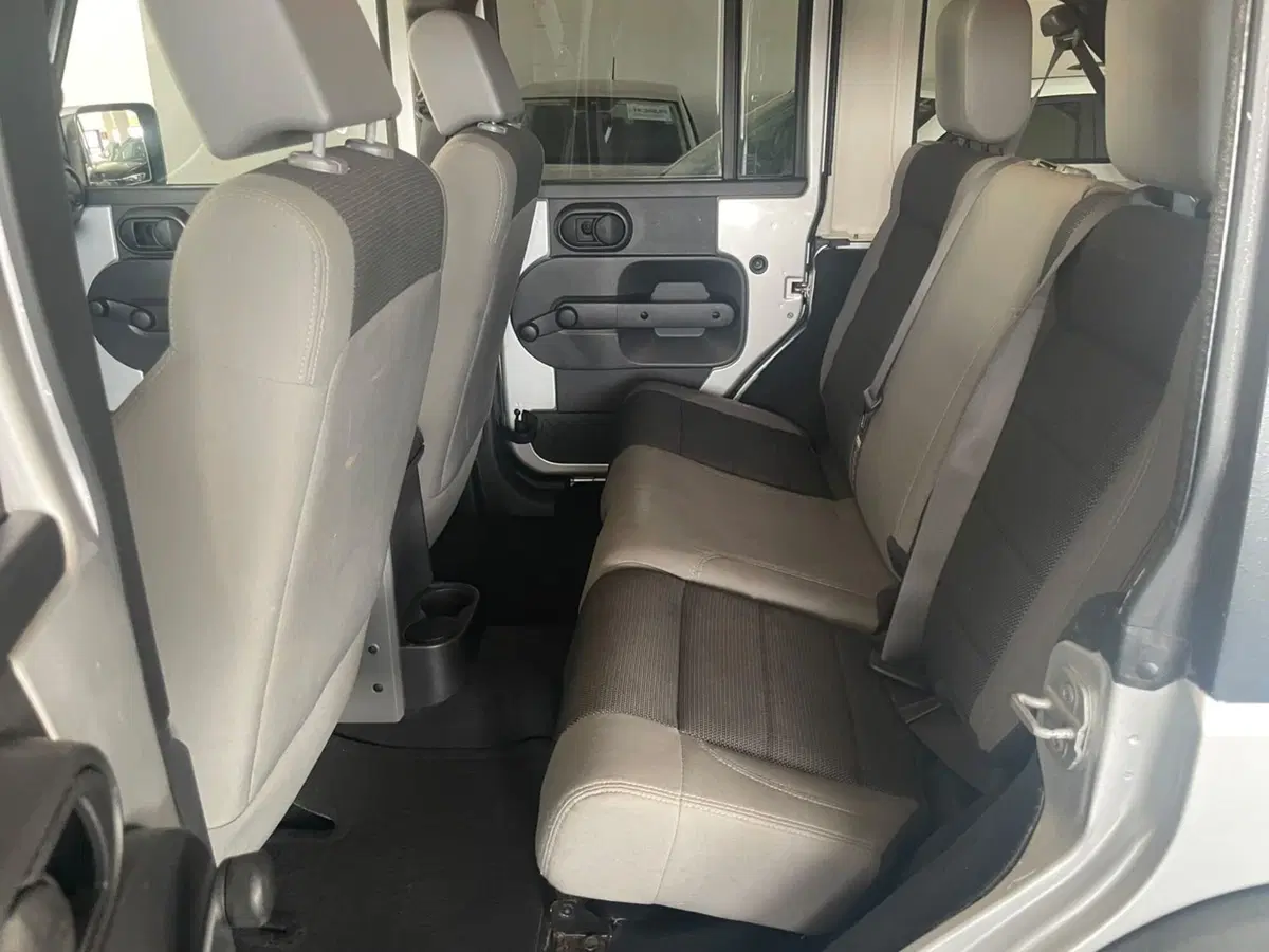 Jeep Wrangler Unlimited usata a Lucca (15)