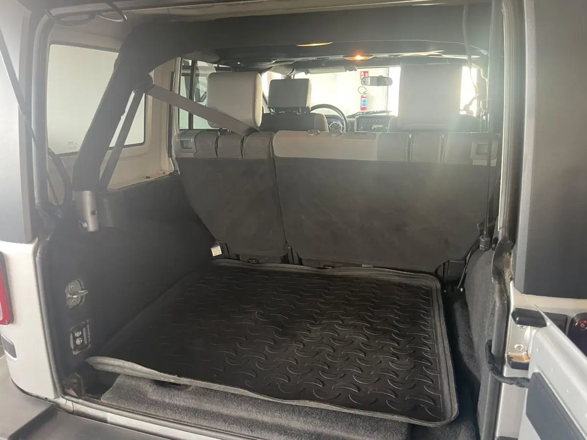 Jeep Wrangler Unlimited usata a Lucca (16)