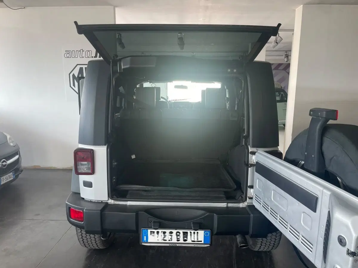 Jeep Wrangler Unlimited usata a Lucca (17)