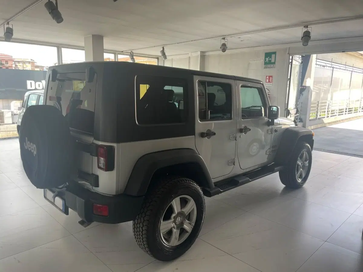 Jeep Wrangler Unlimited usata a Lucca (5)