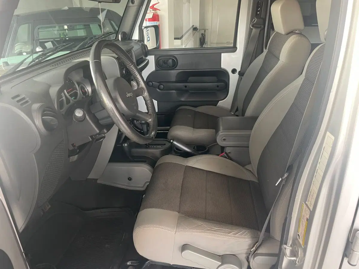Jeep Wrangler Unlimited usata a Lucca (9)