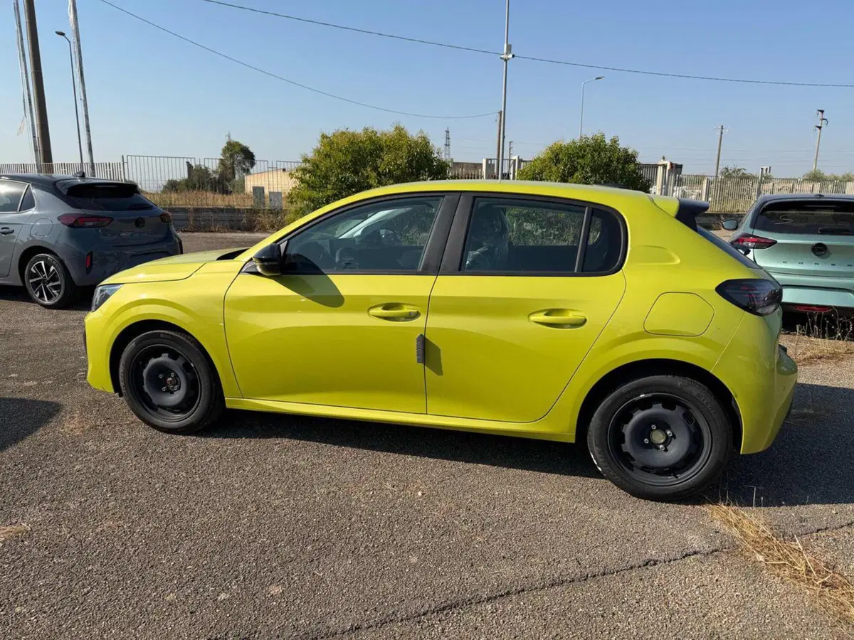 Peugeot 208 nuova a Foggia (2)