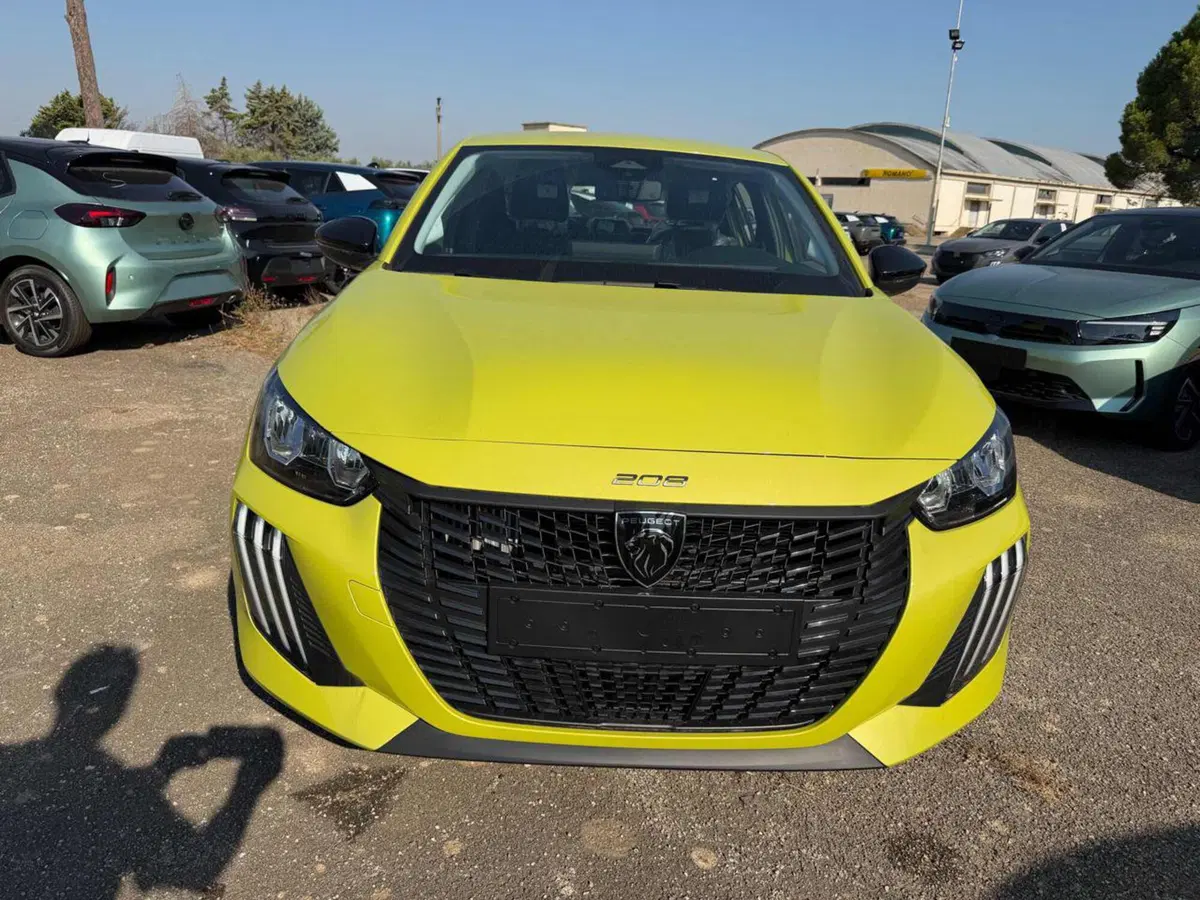 Peugeot 208 nuova a Foggia (3)