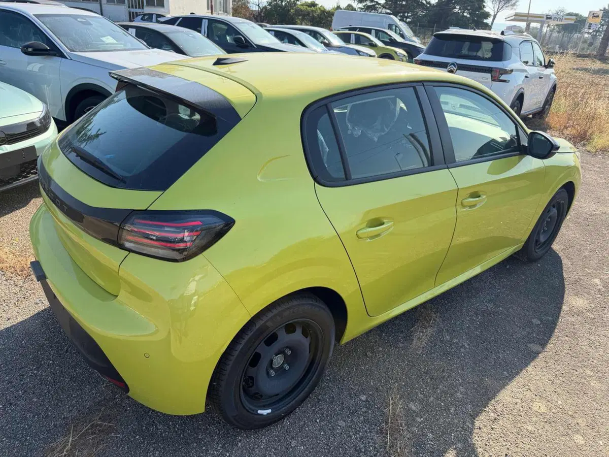Peugeot 208 nuova a Foggia (5)