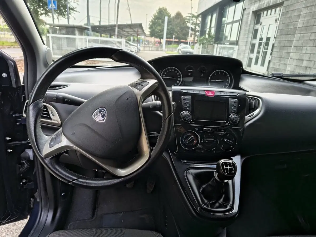 Lancia Ypsilon usata a Padova (10)