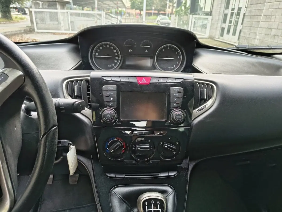 Lancia Ypsilon usata a Padova (11)