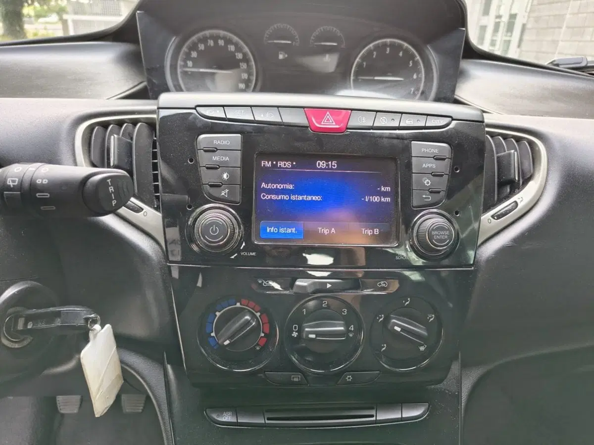 Lancia Ypsilon usata a Padova (12)