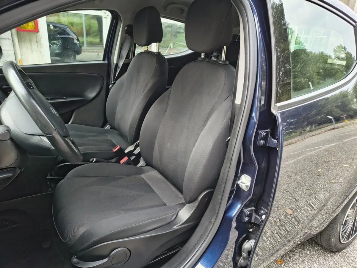 Lancia Ypsilon usata a Padova (14)