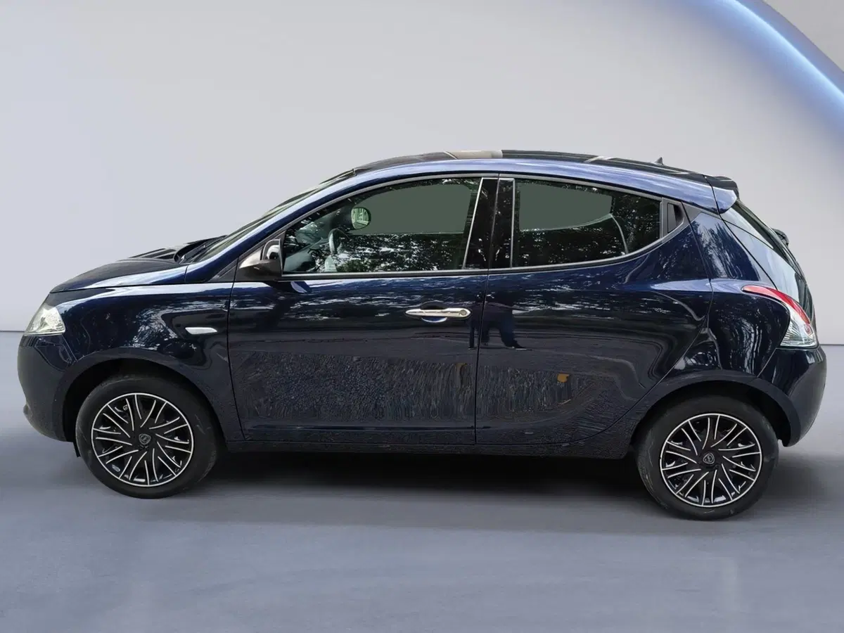 Lancia Ypsilon usata a Padova (7)