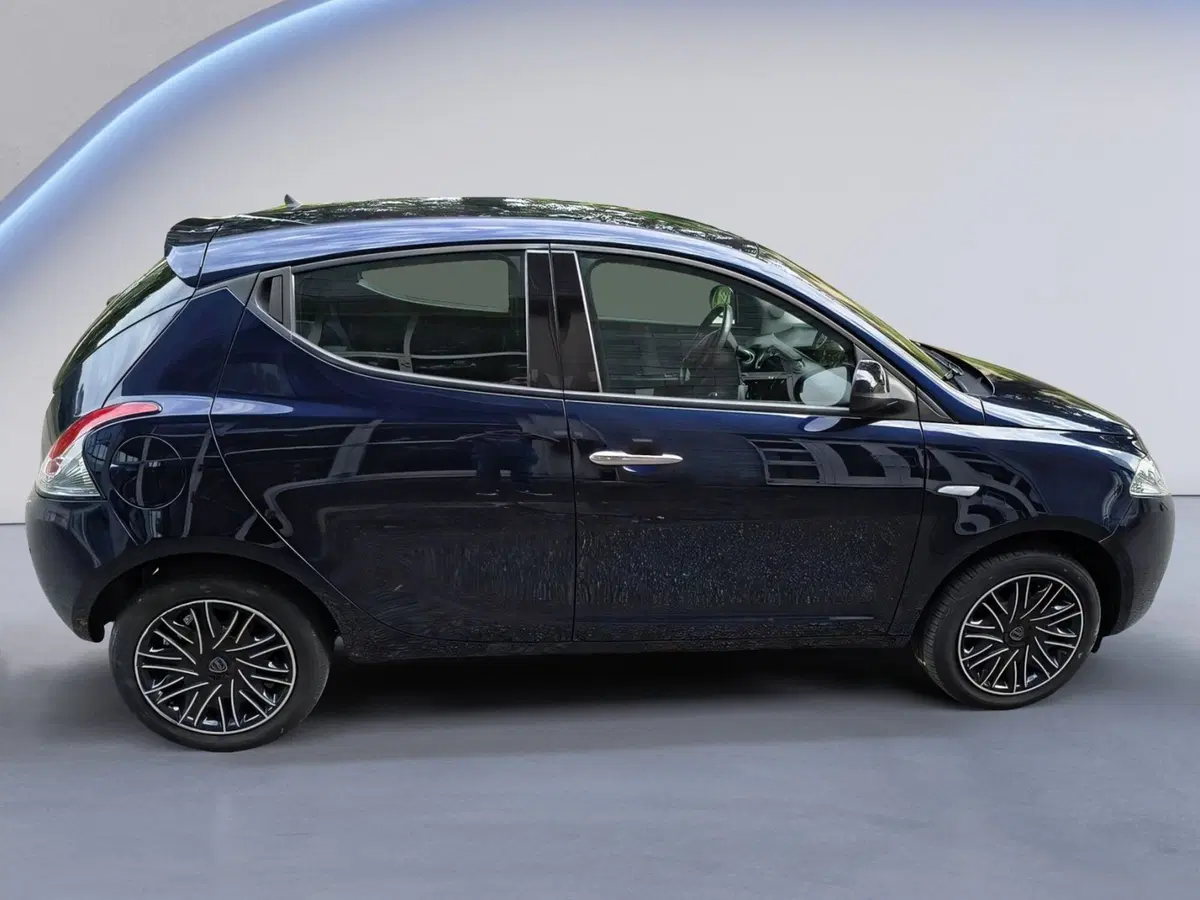 Lancia Ypsilon usata a Padova (8)