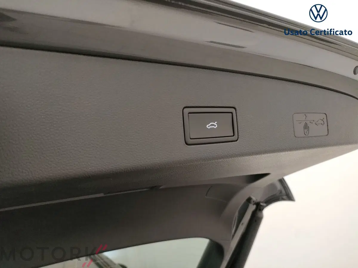 Volkswagen Golf Variant nuova a Varese (13)