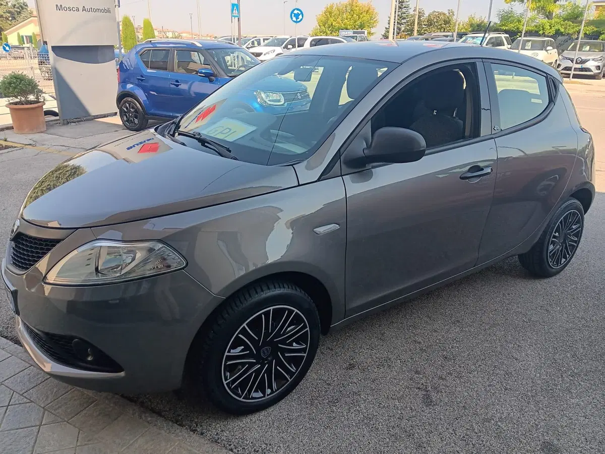Lancia Ypsilon usata a Macerata