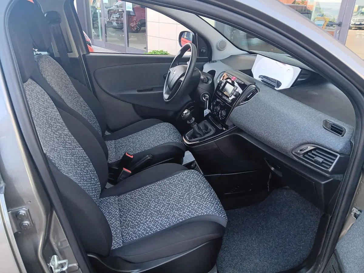 Lancia Ypsilon usata a Macerata (10)