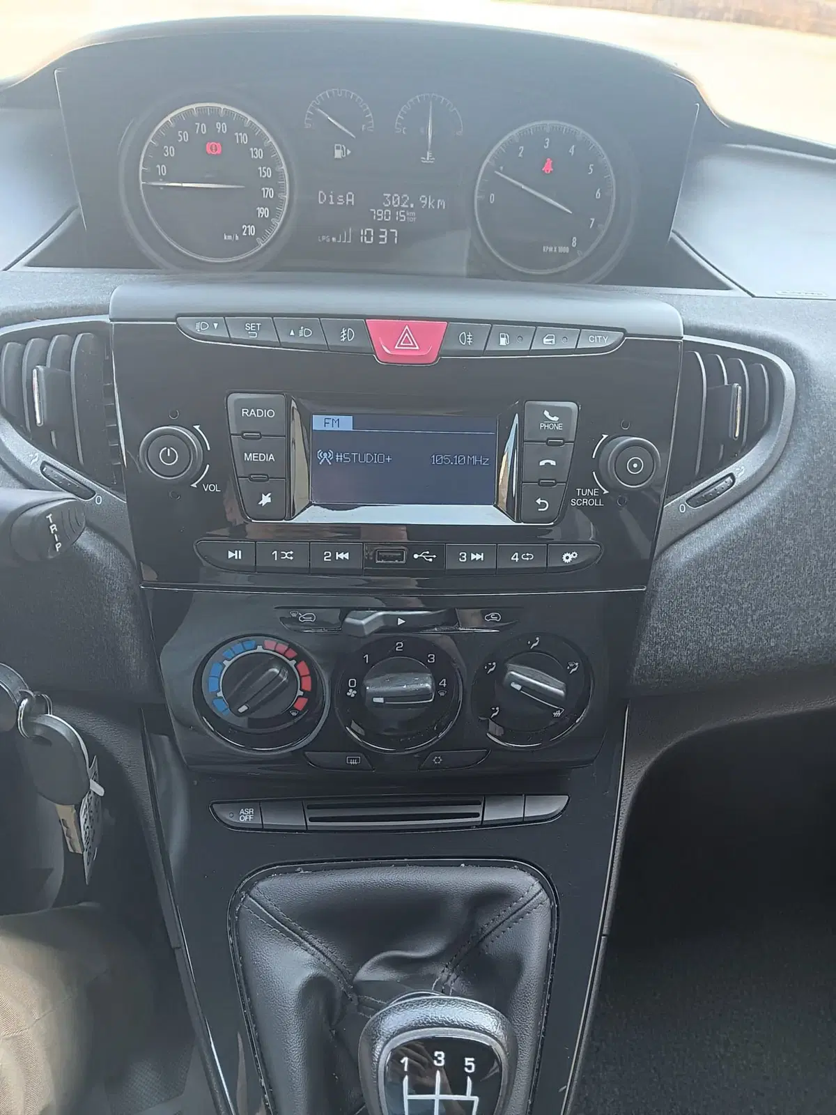 Lancia Ypsilon usata a Macerata (12)