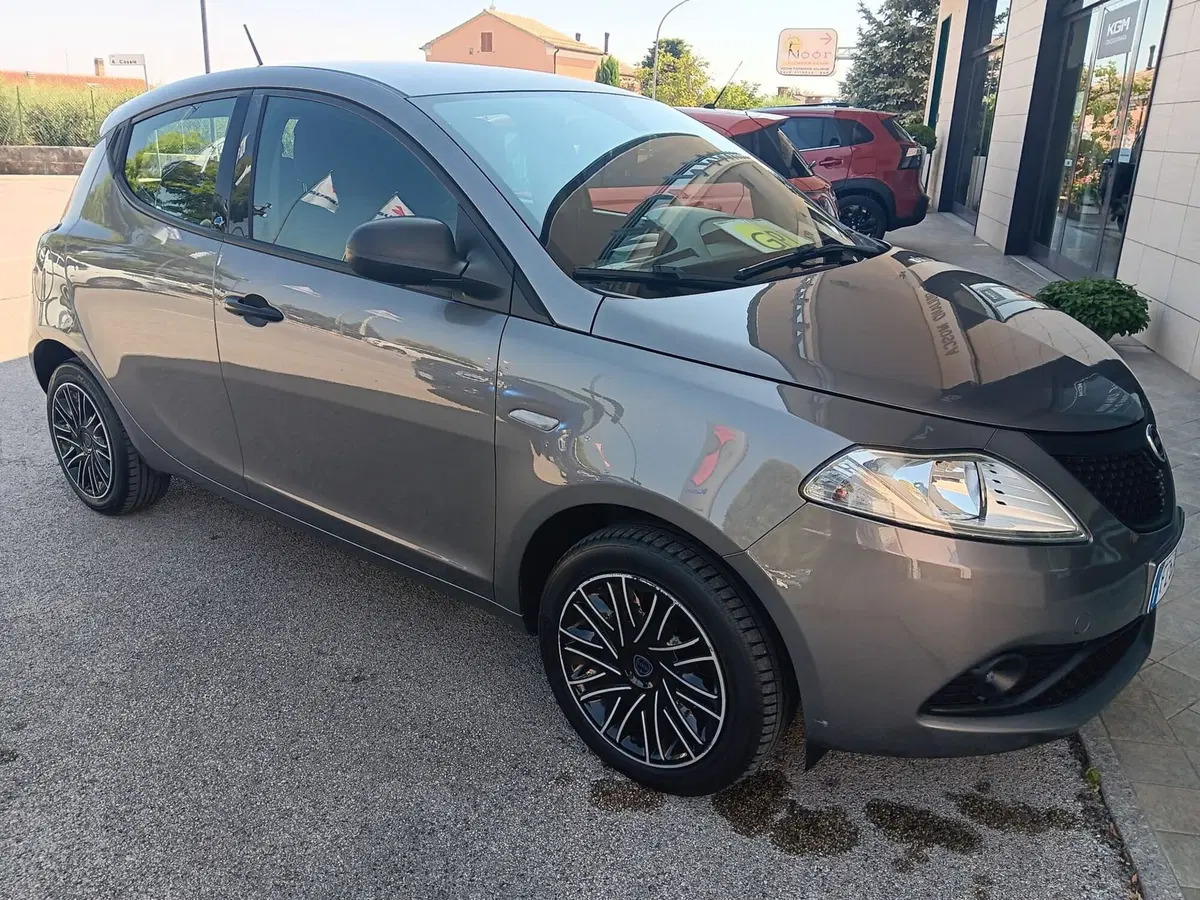Lancia Ypsilon usata a Macerata (3)
