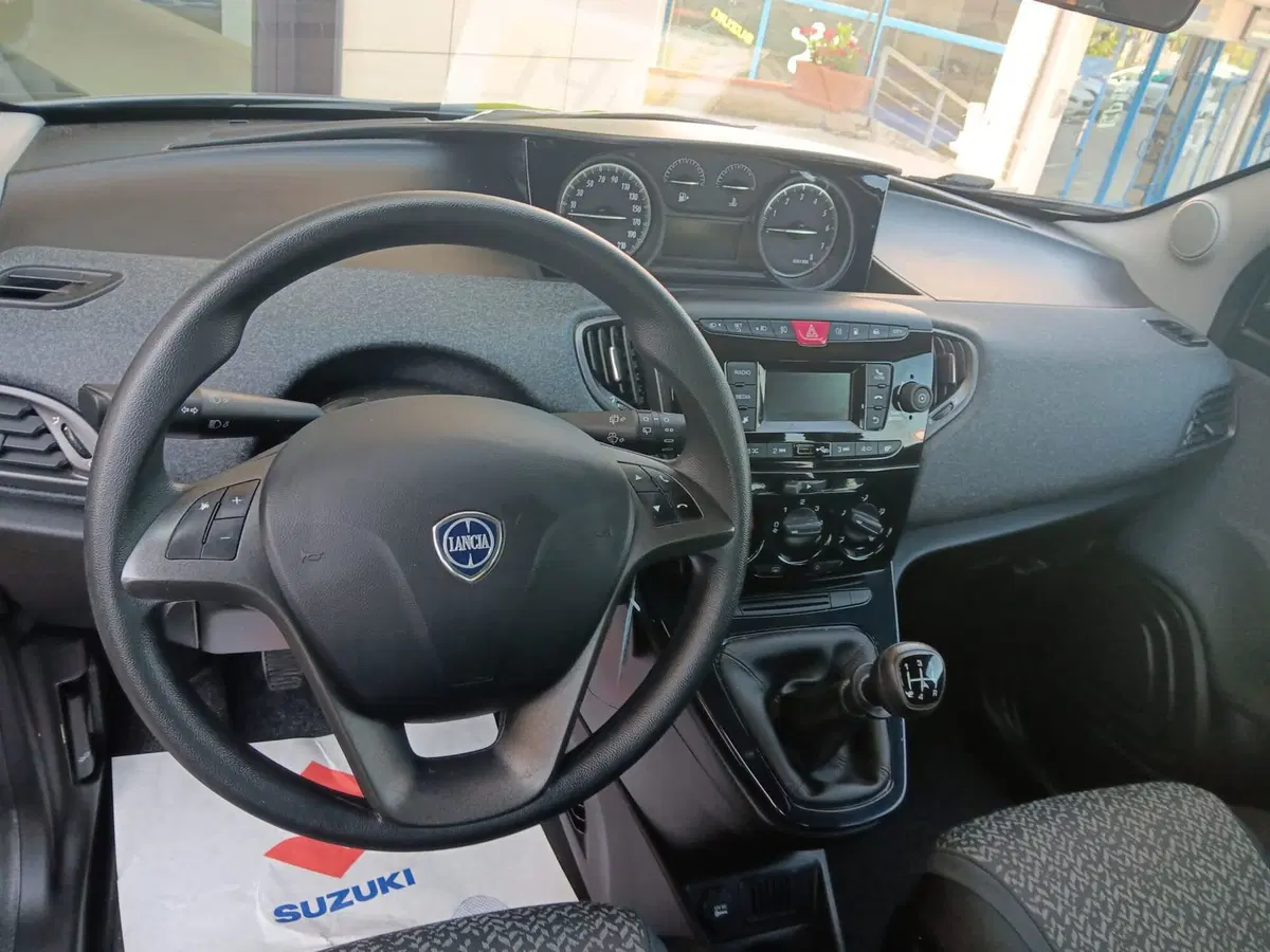 Lancia Ypsilon usata a Macerata (7)