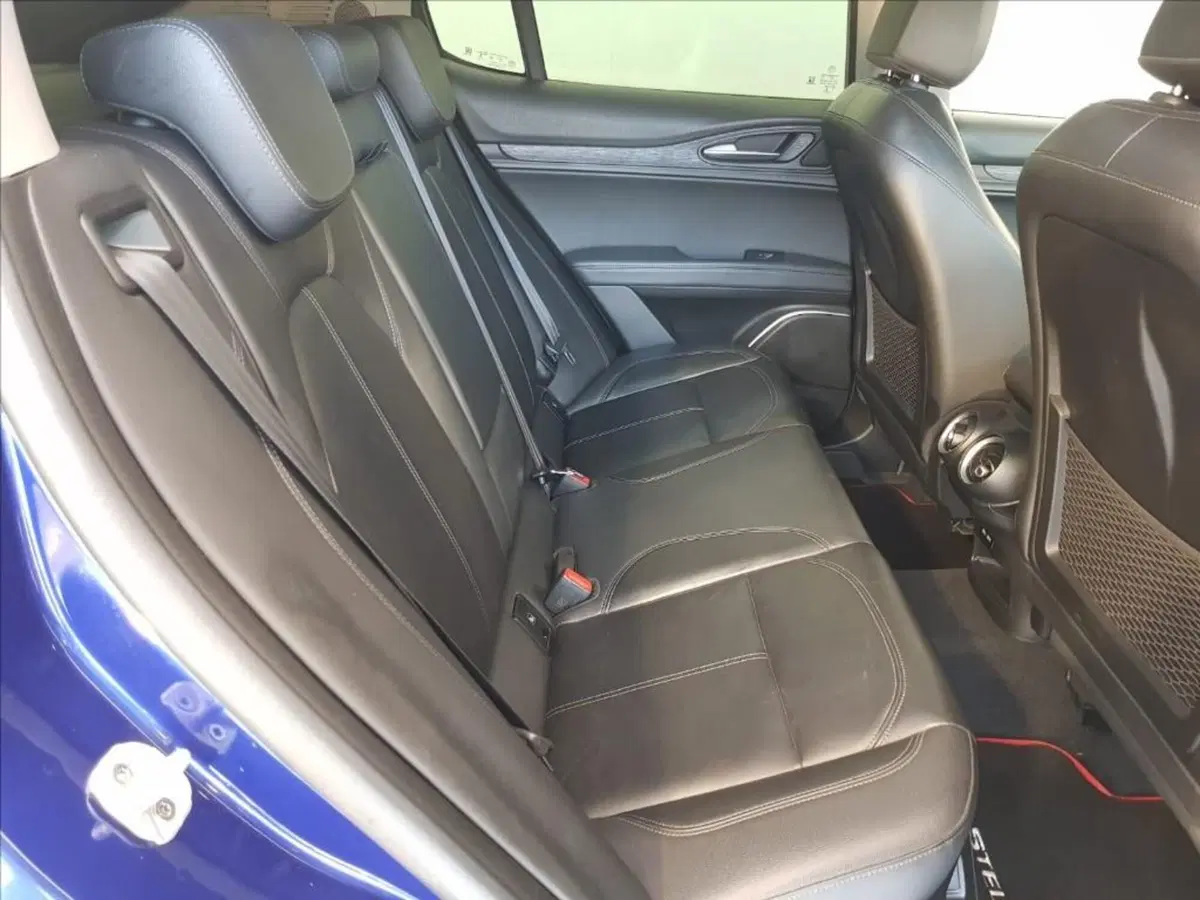 Alfa Romeo Stelvio usata a Lucca (12)