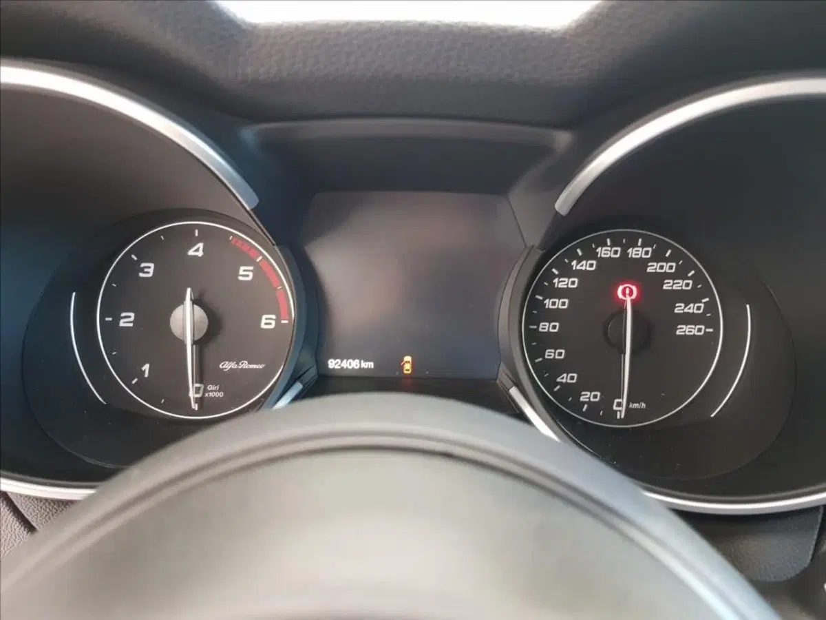Alfa Romeo Stelvio usata a Lucca (16)