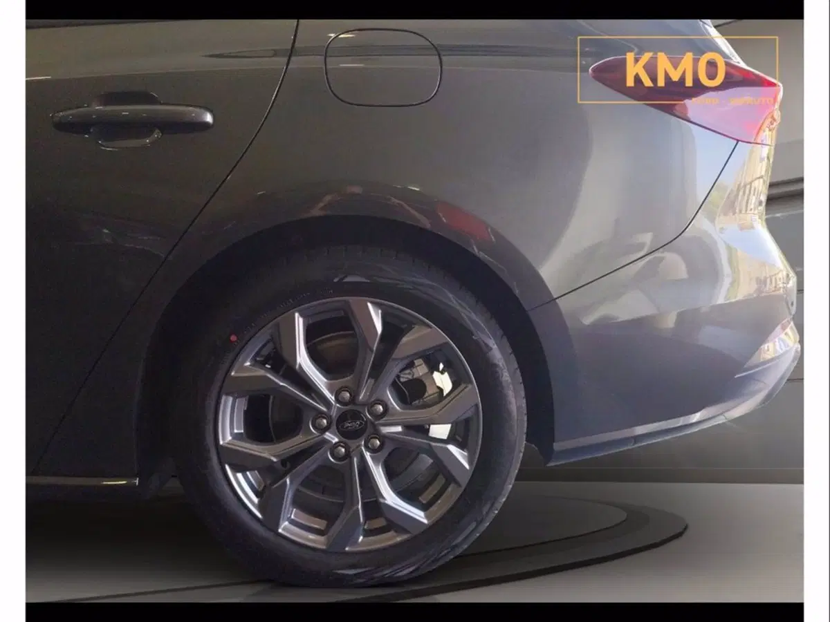 Ford Focus Station Wagon nuova a Catania (18)