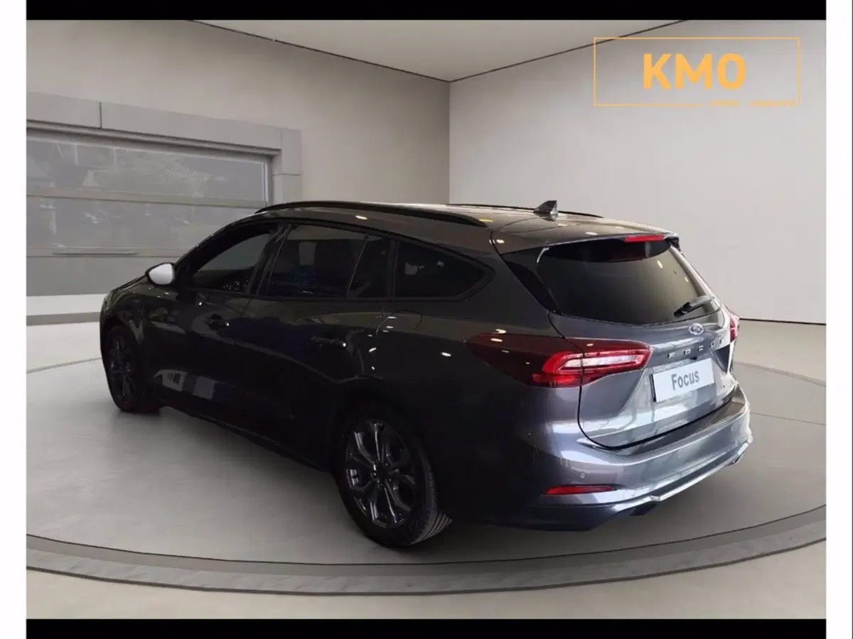 Ford Focus Station Wagon nuova a Catania (4)