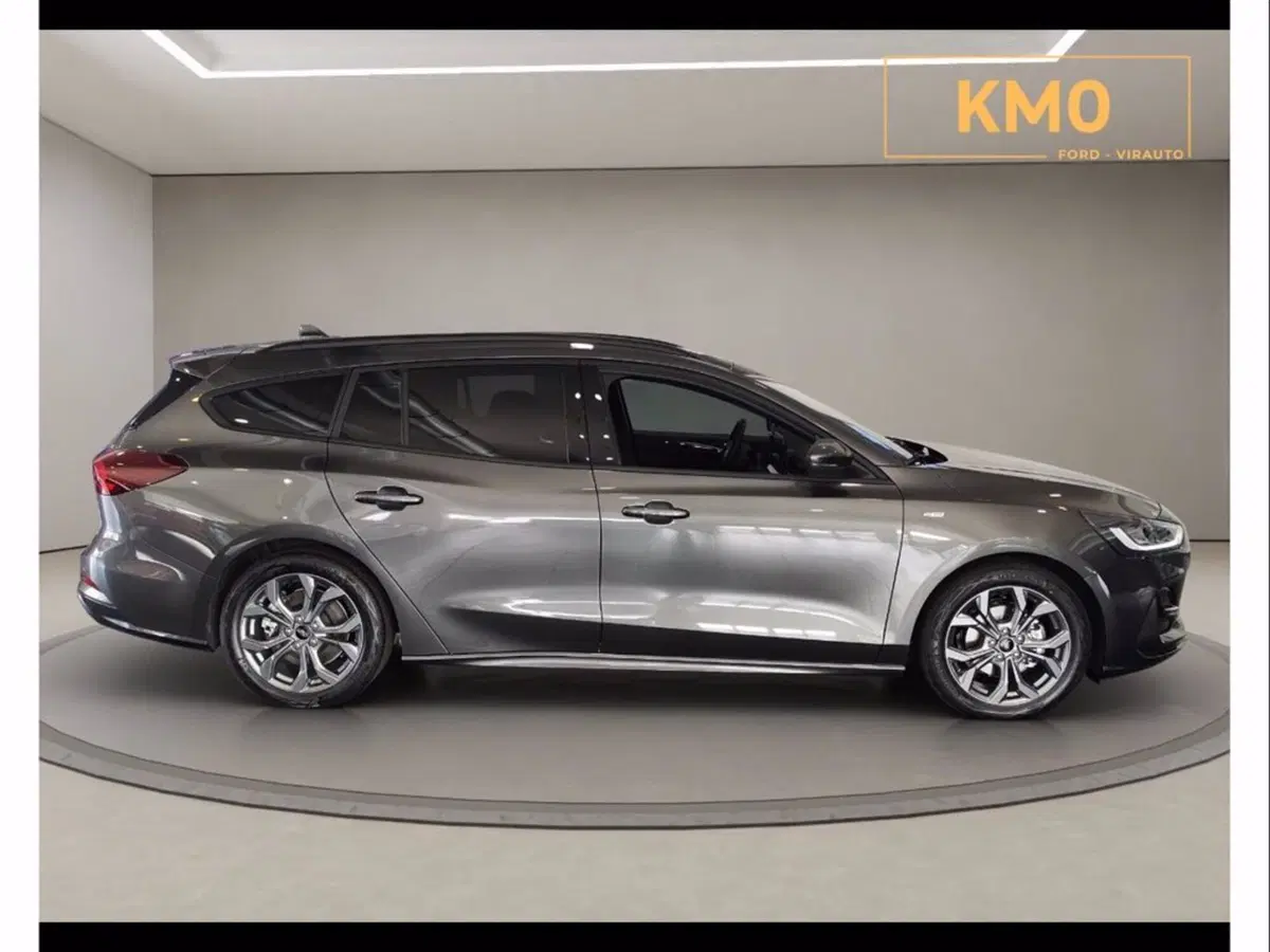 Ford Focus Station Wagon nuova a Catania (7)