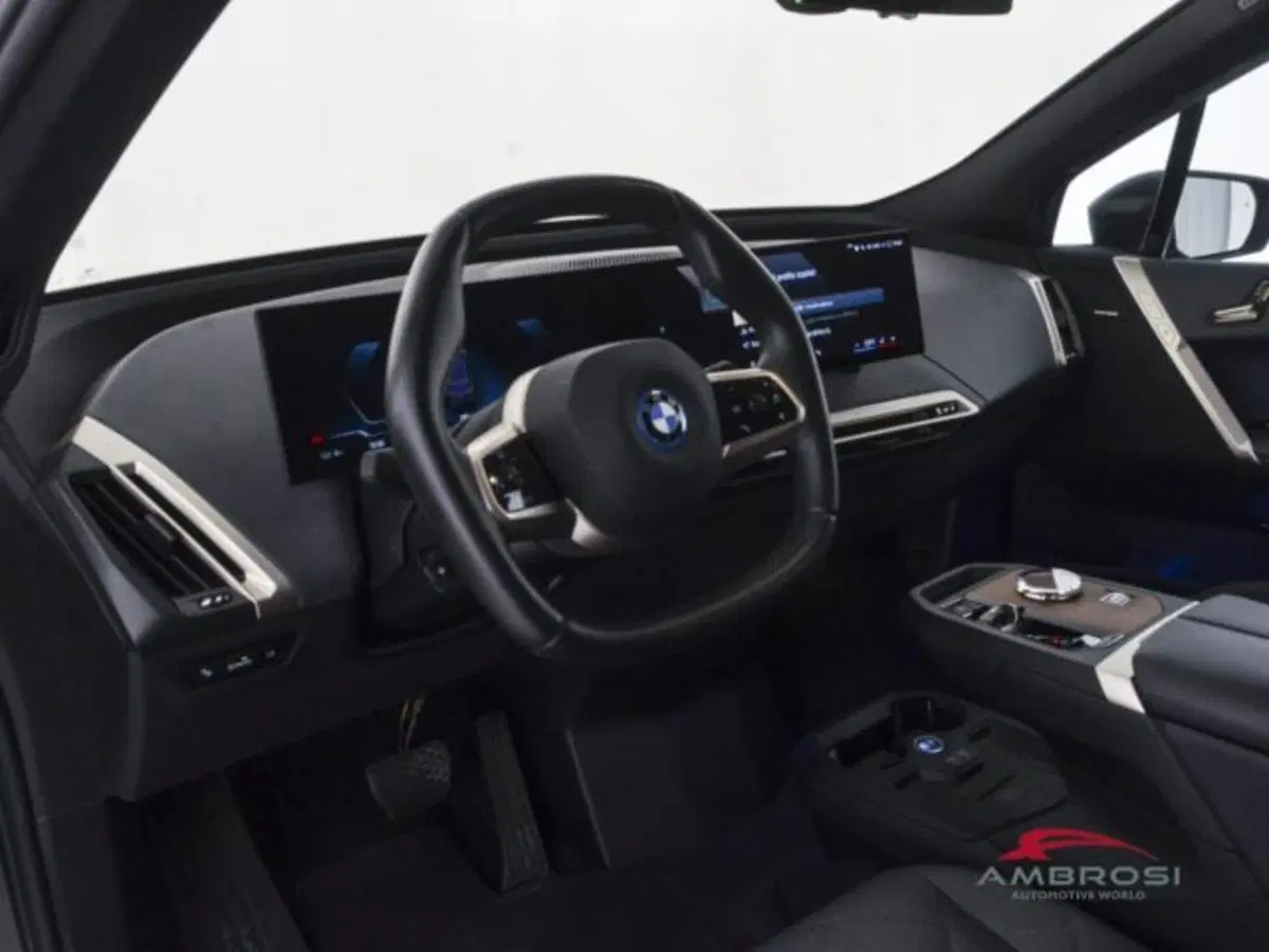 BMW iX usata a Perugia (8)