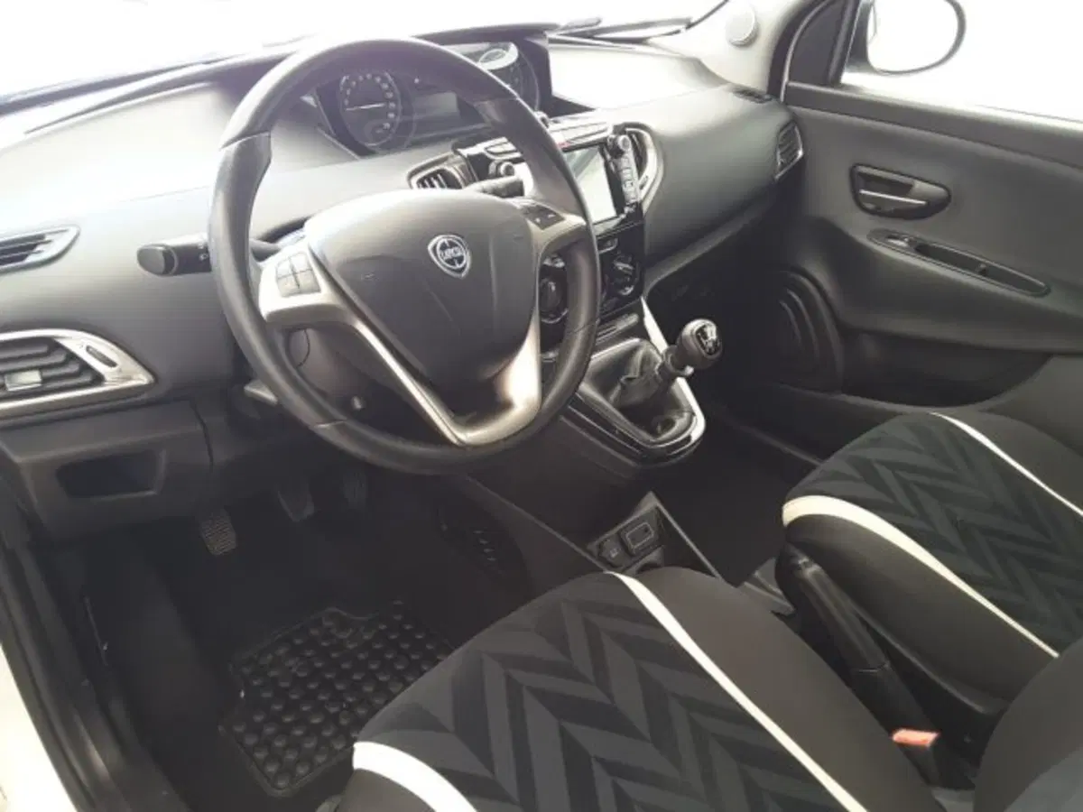 Lancia Ypsilon usata a Firenze (6)