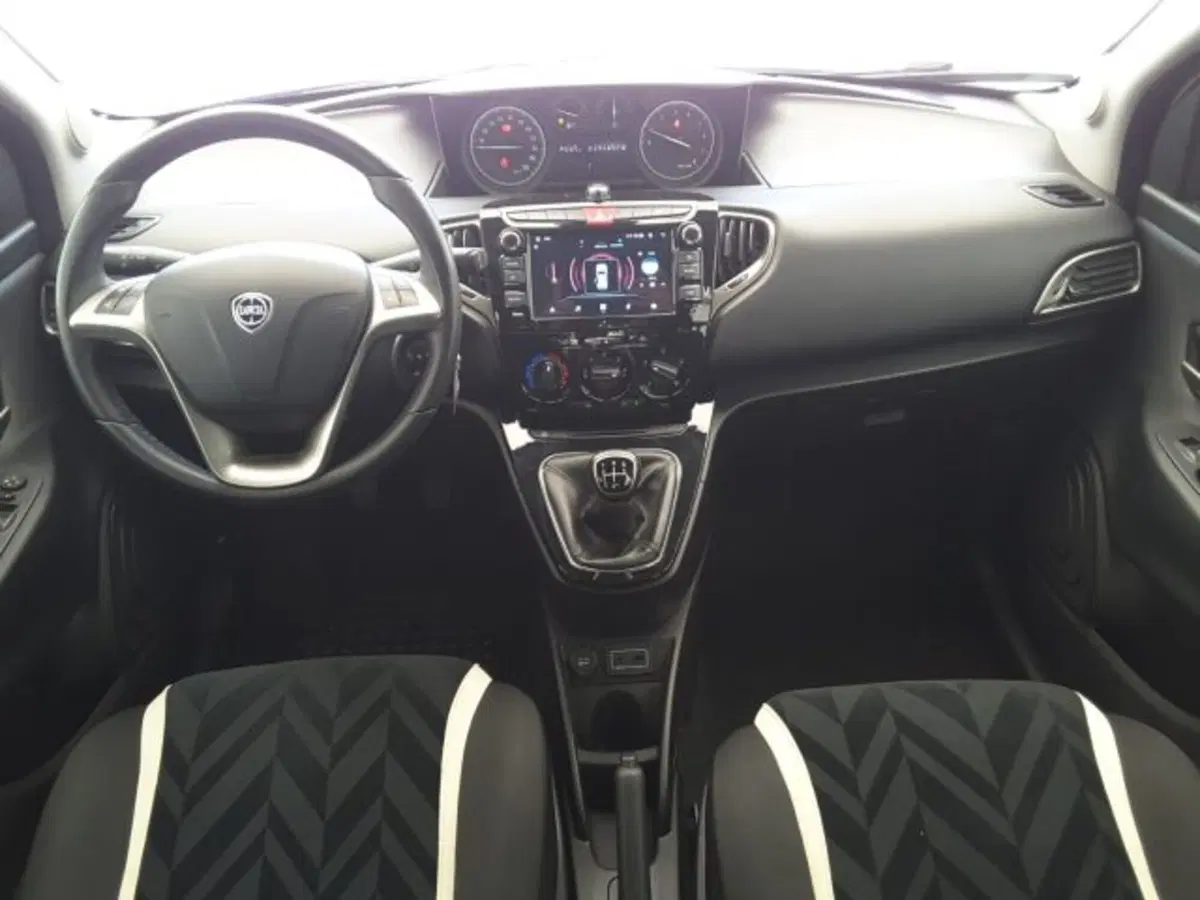 Lancia Ypsilon usata a Firenze (9)