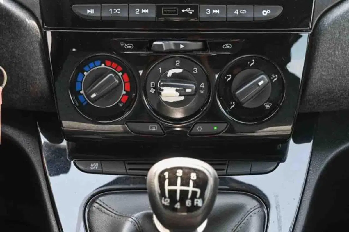 Lancia Ypsilon usata a Torino (15)