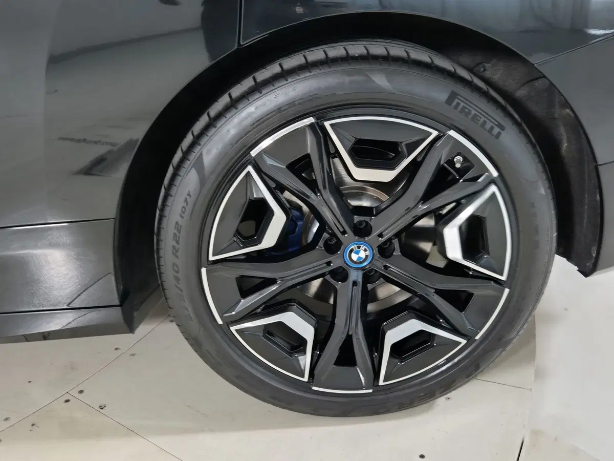 BMW iX usata a Torino (15)